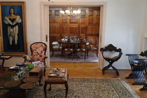 Sofá 3 cuerpos estilo berger tapizado pana color rosa viejo; par sillones estilo Inglés; juego de 3 sillones y mesa Savonarola; silla estilo Francés Luis XVI; sofá 3 cuerpos; par sillones 1 cuerpo; 4 sillas y par silloncitos estilo Inglés; banqueta de piano capitoné; 4 sillas vintage; banqueta Chippendale; silla dormitorio estilo Francés; mesas auxiliares: estilo Inglés pie central, libro estilo Inglés...