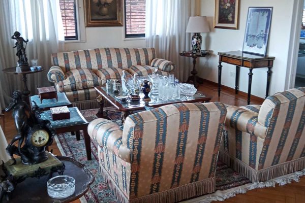 Sofá 3 cuerpos y 2 sillones 1 cuerpo tapizado bastones en natural y celeste; sofá en cuero 2 cuerpos color natural; 2 sillones Ingleses tapizados en seda azul; 2 sillas de roble; puff cuadrado marrón; 2 banquetas con tapizado azul; banqueta estilo Francés; banqueta tapizada en seda; mesas auxiliares: baja de sala con 2 cajones, con pie central tapa redonda y bordes irregulares, de juego Napoleón...