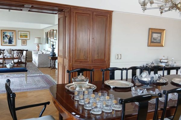 Sofás 3 cuerpos tapizados color beige; par sillones de sala estilo Inglés color mostaza; par sillones 1 cuerpo estilo Chippendale; sillón estilo Francés; butacón de sala estilo Inglés; 6 sillas estilo Inglés y 3 sillas de hierro; banqueta estilo Francés; par sillas de sala estilo Francés; mesas auxiliares: par estilo Inglés, tapa redonda, 2 planos, 3 planos estilo Francés, con alas estilo Inglés...