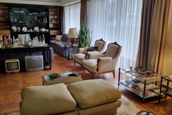 Sofá 4 cuerpos; sofá 1 cuerpo tapizado en pana; par butacones; par sillones 1 cuerpo estilo Francés; par sillas de sala con pata torneada; par butacones 2 cuerpos; butacón 3 cuerpos; 3 butacones 1 cuerpo; par banquetas puff; mesas auxiliares: 2 planos espejo y vítrea, diseño con estructura hierro y tapa vítrea, tapa redonda borde irregular, tapas redondas; consola diseño en hierro y vítrea...