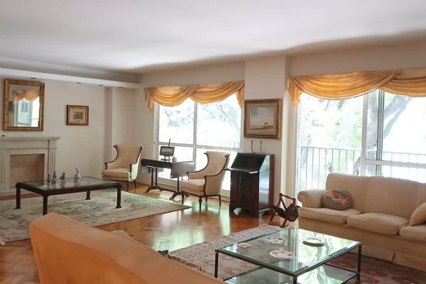 Sillón 3 cuerpos; par sillones; silla en madera blanca; mesas auxiliares: doble plano tapa vítrea, par tapa irregular con cajones, de TV, tapa vítrea, circular en raíz de nogal con tabla alargue, con tapa tiré y 2 cajones; consola en madera laqueada; comedor; mesa doble pedestal con patas bronce, 6 sillas y 2 silloncitos cabecera tapizados en color bordó; vajillero con 4 cajones; secretaire con cajones, escritorio...