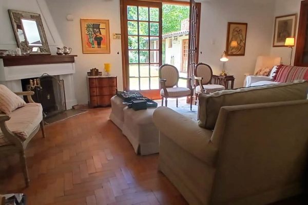 Sofá 3 cuerpos blanco; Sofá 4 cuerpos pana; par silloncitos de estilo; sillón de sala 2 cuerpos con esterilla; par puff; sillón relax; mesas auxiliares con 1 cajón, 2 planos tapa vidrio, nido, otras; comedor de estilo en roble: mesa extensible con 8 sillas y 2 silloncitos cabecera; aparador Provenzal; secretaire Inglés; petit mueble cajoncitos y mármol; arrimo con cajones estilo Inglés: 2 escritorios estilo Inglés...