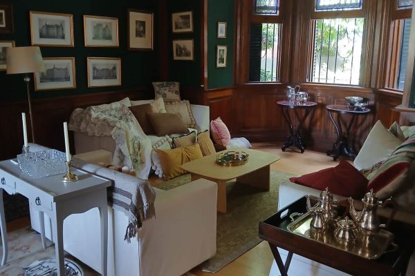 Sofá 2 cuerpos; sillón bergere; sillón 1 cuerpos; 2 sillones cama 1 plaza; mesas redondas antiguas; mesa auxiliar tijera; juego comedor: mesa con sillas; vajillero antiguo, otro blanco; bar con mesada bronce; escritorio azul, otros blanco tipo industrial y antiguo en cuero; juego de escritorio y cómoda gris; mueble fichero; biblioteca madera blanca; perchero en hierro blanco; muebles recibidores; cajoneras...