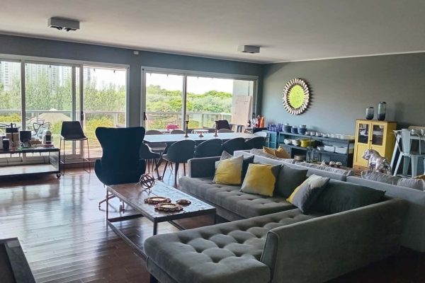 Sillón en L; sillón en L capitoné gris; sillón en madera diseño; banquetas altas de cuero; 3 silloncitos diseño con almohadones negros; 3 silloncitos diseño con almohadones negros individuales; sillón de diseño en pana negra; par silloncitos grises; butacón capitoné en cuero negro; mesas auxiliares, carro, 2 estructura hierro y tapa madera, doble plano con ruedas estructura en metal y madera, con estructura cromada...