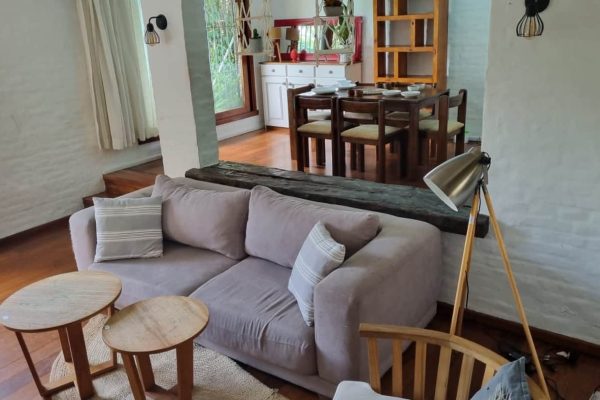 Sofá 3 cuerpos tapizado gris; sofá 3 cuerpos tapizado beige; sillón en madera 1 cuerpo respaldo curvo Gervasoni; mesas auxiliares: redondas madera de diseño, de madera, baja diseño frente blanco, 2 puertas, 1 cajón, 1 nicho; repisa 5 estantes, madera lavada; comedor con mesa de alargue, 6 sillas; mueble bajo patinado blanco, 3 puertas, 3 cajones; biblioteca madera con nichos...