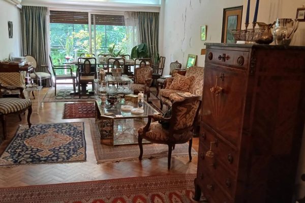 Sillón 3 cuerpos y par sillones 1 cuerpo estilo Francés Luis XV tapizados; silloncito rinconero Luis XVI; silloncito dorado a la hoja con tapizado verde; silla tapizada; silla dorada a la hoja con tapizado verde; silloncito estilo Francés; silloncito curvo esterillado; diván con carro con esterilla; banqueta en hierro; butacón; diván con carro; mesas auxiliares: en acrílico, de TV, libro, estilo Imperio, octogonal en bronce y vítrea doble plano, acrílico triple plano...