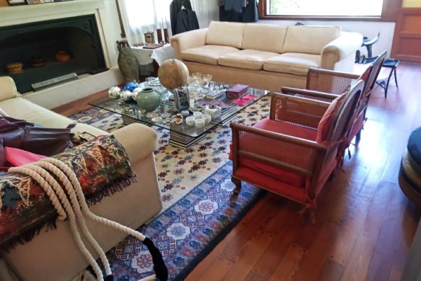 Sofá 3 cuerpos; par silloncitos esterillados con almohadones; mesas auxiliares varias; comedor roble estilo Chippendale: mesa con alargue y 6 sillas asiento tapizado; mueble bajo vajillero roble lavado 4 puertas y 3 cajones; banco 2 cuerpos con tapa asiento; mesa porta TV gris; cama hierro 2 plazas; colchón 2 plazas; par mesas luz rattan-Adornos, vajilla; juegos te y café; chopps; antigua licorera en carruaje...