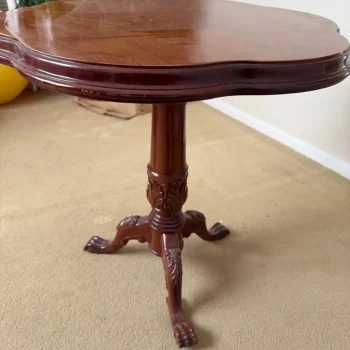 Mesa auxiliar en madera