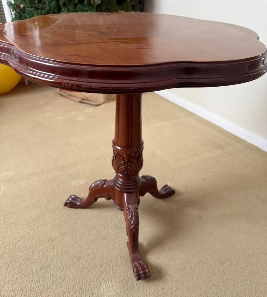 Mesa auxiliar en madera