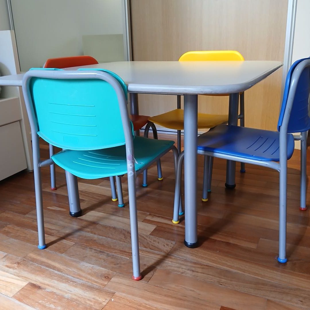 Mesa de niños con sillas