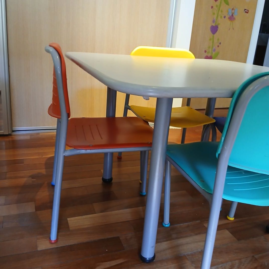 Mesa de niños con sillas