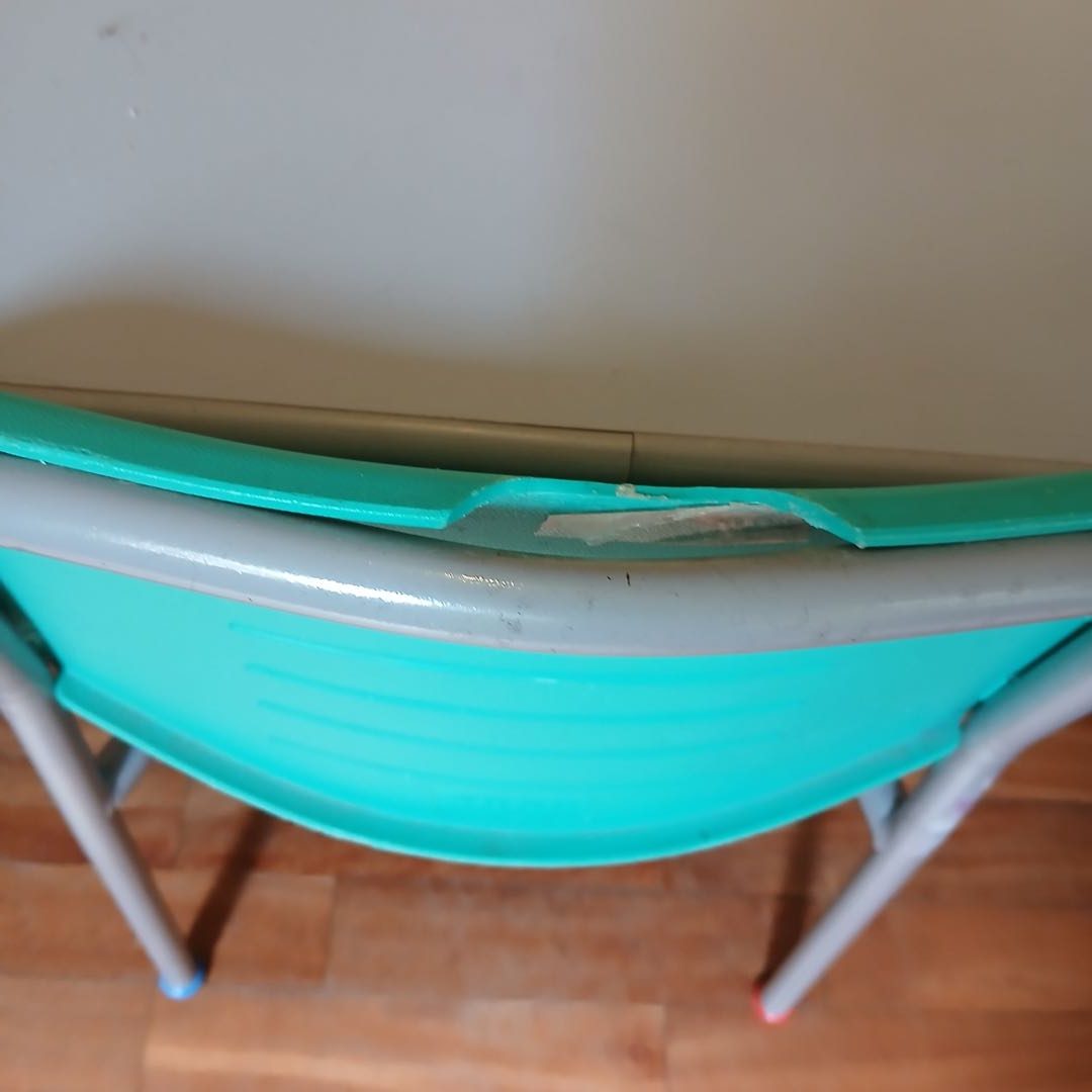 Mesa de niños con sillas