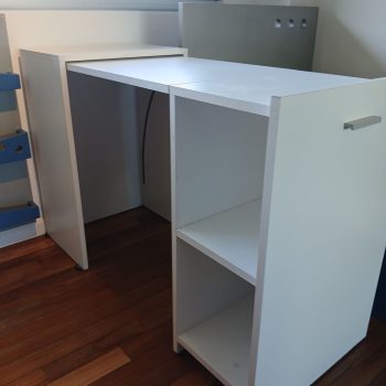 Mesa de luz con escritorio