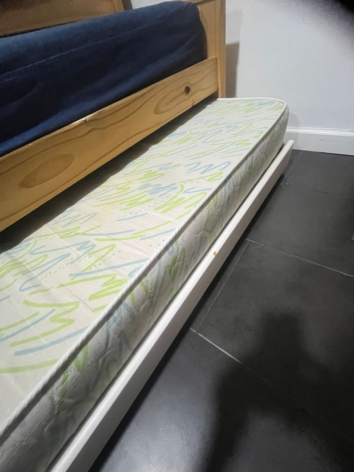 Cama nido de pino con 3 colchones