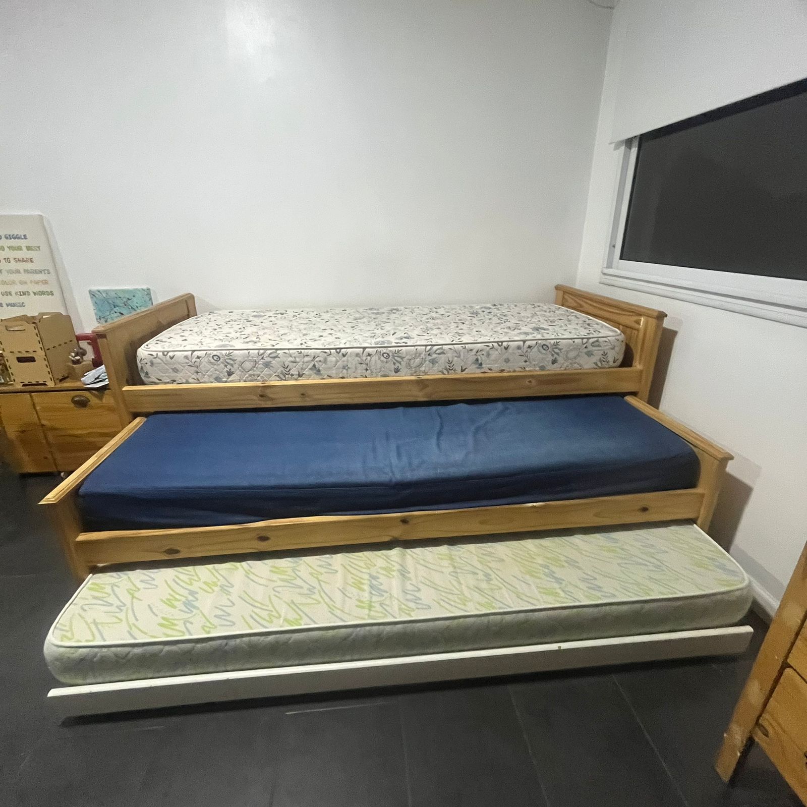 Cama nido de pino con 3 colchones