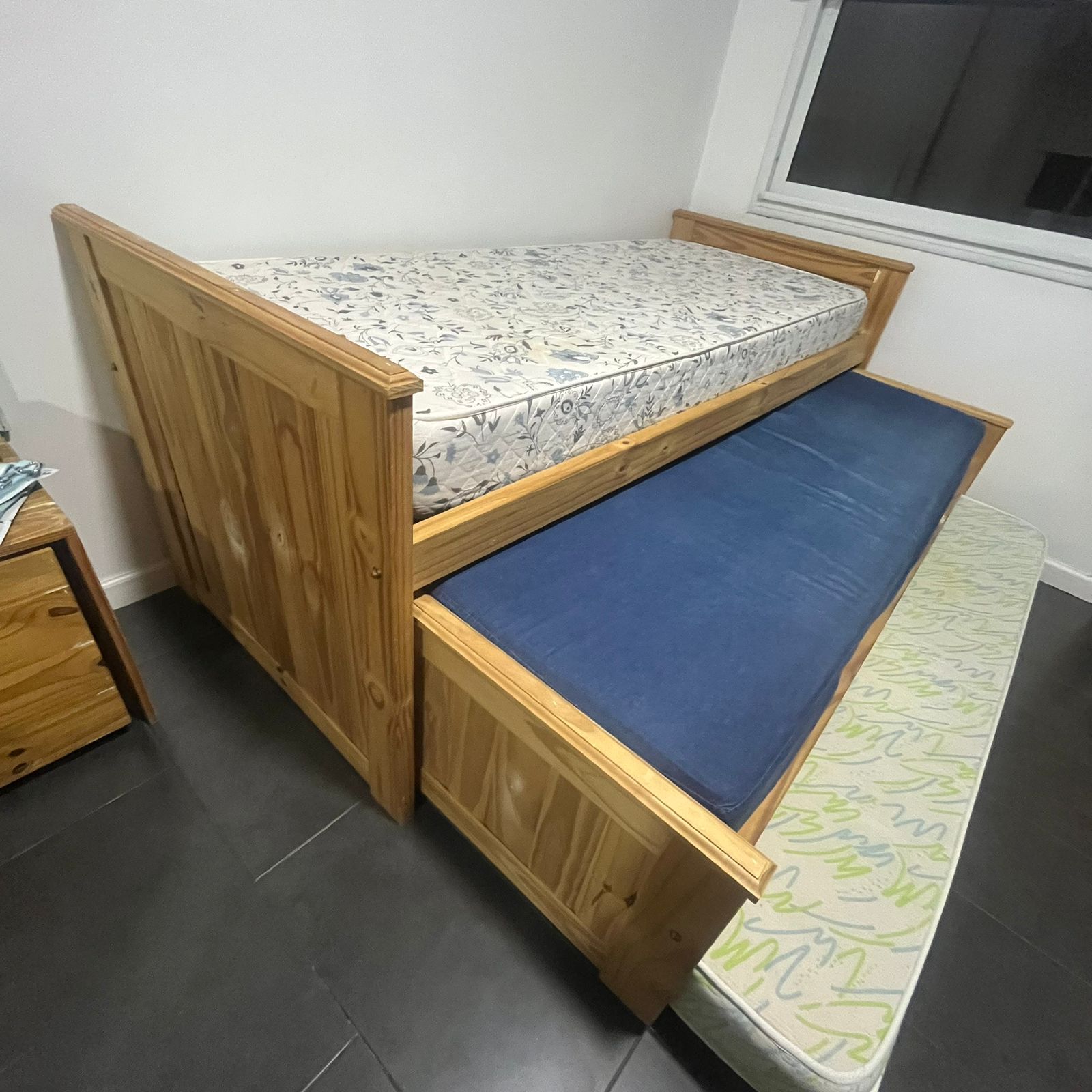 Cama nido de pino con 3 colchones