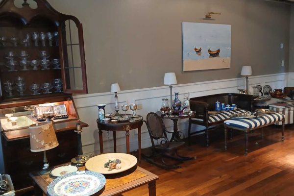 Sillón 2 cuerpos con esterilla; sillón 1 cuerpo blanco; 6 sillas Thonet; mecedora infantil Thonet; banquetas estilo Inglés; pequeñas banquetas rayadas; mesas auxiliares, redonda con marqueterí y otras; secretaire y vitrina estilo Inglés; mesa estilo Inglés con patas garras, 6 sillas y par silloncitos estilo Inglés; vajillero combinado con pinotea; escritorio 3 cajones blancos y otro con tabla tiré estilo Inglés...