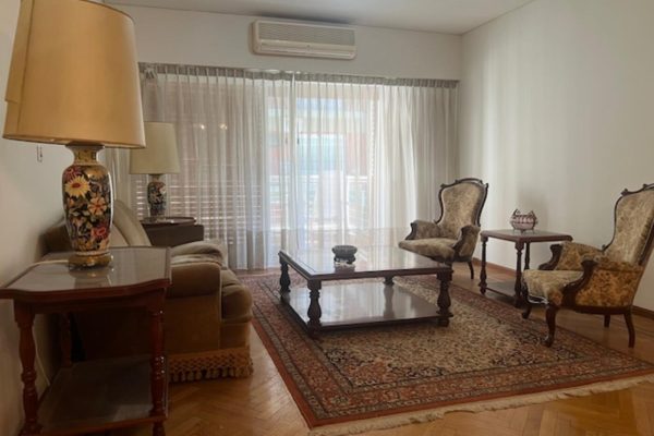 Sillón 3 cuerpos; par sillones 1 cuerpo estilo colonial; silloncito estilo Inglés con apoya brazos; butacón; mesas auxiliares: tapa vítrea doble plano, carro doble plano estilo Inglés con 1 cajón, tapa octogonal estilo Inglés, doble plano; comedor estilo Inglés: mesa con tabla de alargue doble pedestal, 6 sillas, 2 silloncitos cabecera; vajillero 8 puertas y alzada vitrina; consola estilo Inglés...