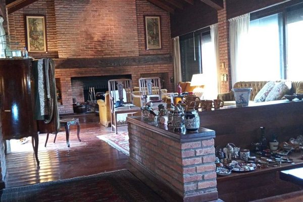 Sofás 2 cuerpos pana ocre y par 1 cuerpo; sofá 3 cuerpos con respaldo capitoné; silla esterillada; par silloncitos roble; comedores varios: estilo Francés mesa oval con 8 sillas pana colorada y capitoné, otros rústico: mesa alargues y pie central, 8 sillas flor tallada en respaldo y tapizado cuero; otro de estilo clásico con 10 sillas respaldo en raíz; vajillero 6 puertas, 4 cajones, 3 estantes...