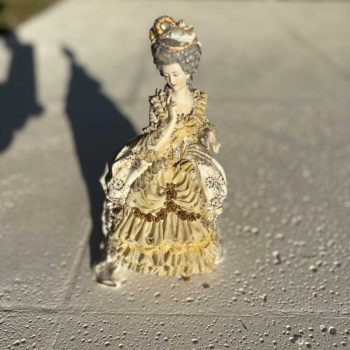 "Dama" en porcelana inglesa