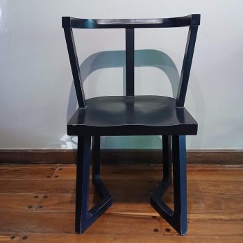 Silla en madera negra