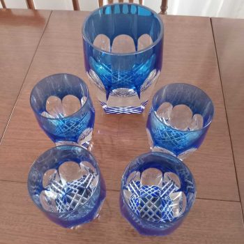 Hielera con 4 vasos de whisky