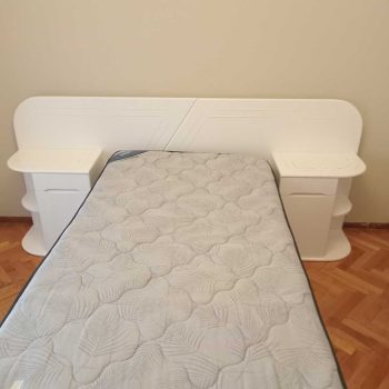 Respaldo con mesas de luz