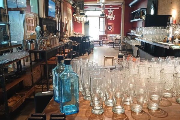 Juego de sala 3 piezas estilo vintage americano; banqueta capitoné; barra estructura de hierro y madera con ruedas; mesas circulares con estructura de barril con o sin sombrilla; estantes de algarrobo; mueble vajillero tapa mármol y madera patinada verde; mueble de guardado; mesa con patas largas y cortas 140 x 140 cm; par bibliotecas con 2 puertas vidrio repartido; escritorio; puerta de cedro para decoración-Adornos y vajilla; jofaina Villeroy & Bosch; vajilla blanca platos cuadrados...