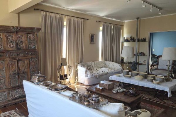 Sillones 1 cuerpo estilo Francés; mesa madera rústica con aplicaciones en hierro; mueble auxiliar enchapado en lámina de bronce, tapa de madera rústica y herrajes en hierro. Origen India; 6 banquetas en hierro y ratán; comedor diseño: mesa doble pedestal en hierro y tapa vítrea, 10 silloncitos en mimbre con almohadón; mueble auxiliar de guardado madera tallada y patinada hierro, origen Hindú; escritorio en roble y sillón; ropero 4 puertas, 5 cajones y herrajes bronce...