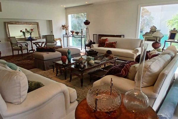 Par sillones 3 cuerpos tapizados en tela rústica natural; sillón 2 cuerpos de estilo; sillón estilo Inglés; par silloncitos tapizado rústico; bancos cerámica estilo oriental; par silloncitos tipo caña malaca y rafia en hierro; par puff cuadrados entelados en gris; banco madera estilo oriental; mesas auxiliares: par redondas con baranda bronce, marqueteríe y raíz, frailera con tapa en raíz, frente sofá en caña malaca y rafia, par redondas estilo imperio, mayordomo 2 planos con ruedas y apliques en bronce, par oriental...