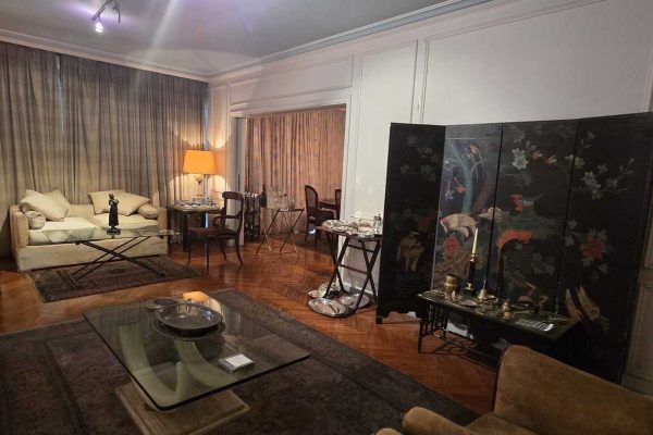 Sofá 4 y 2 cuerpos; sofá 2 cuerpos diseño; par sillones 1 cuerpo estilo Inglés tapizados en pana; par sillas estilo Inglés asiento petit point bordado; 3 sillas de sala estilo Inglés; sillas estilo Inglés; par sillones estilo Inglés; mesas auxiliares: con ruedas, con alas, carro diseño plegable, diseño tapa vítrea, con tapa oval en mármol y cajón, base defensas, rectangular vítrea, par en hierro y tapa travertino...