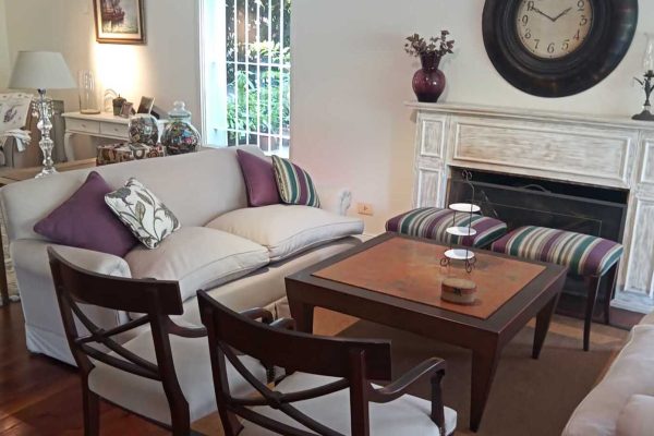 Sofá 4/5 cuerpos con funda; par sofás 3 cuerpos en lino color crudo; sofá 2 cuerpos tapizado en gris; sofá 2 cuerpos en cuero negro; sillón bergere 1 cuerpo tapizado natural; par banquetas tapizado a rayas; 3 silloncitos estilo Inglés con asiento tapizado en color crudo; par bancos troncos; par sillones mimbre con almohadón; par sillones 1 cuerpo algarrobo; 6 sillas algarrobo; mesas auxiliares...