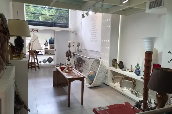 Sofá canapé de madera tallada Luis XV; mesas auxiliares: estilo escandinavo dos planos, de arrime Art Deco con mayólica; perchero collage madera; consola de cedro lavado estilo imperio, otra cedro lavado estilo imperio; par banquitos blancos madera; par sillas con antiguas muñecas tejidas cusqueñas con tupos de alpaca; mesa estructura de cobre y vidrio ahumado...