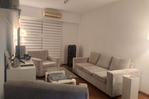 Sofá 3 cuerpos de diseño color visón, con apoya pie; par sillones 1 cuerpo en color visón; mesas auxiliares: de diseño doble plano en vítrea y estructura cromada, 2 planos en madera, para TV, otras; comedor de diseño blanco: mesa laqueada con 4 sillas; consola de diseño; biblioteca de diseño con 3 cajones, otra con cajones blancos; escritorio con alzada biblioteca y silla PC; perchero de pared...