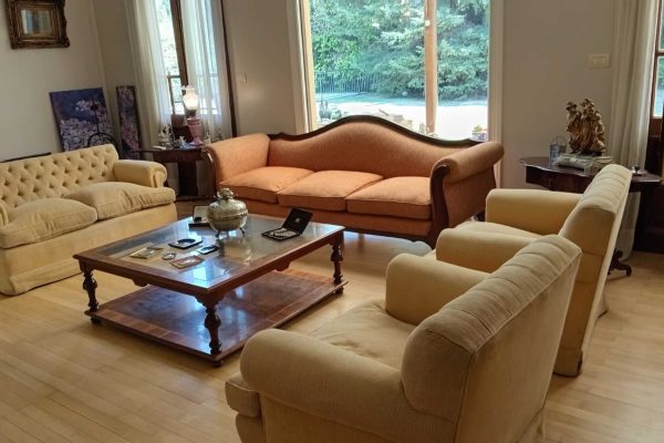 Sofá 3 cuerpos estilo Inglés tapizado chenille; sofá 2 cuerpos; par sillones 1 cuerpo; mesas auxiliares: par estilo Inglés con alas, 2 planos, de sala baja estilo Inglés tapa partida, vitrina, otras; comedor: mesa tapa oval, 2 sillones, 8 sillas; aparador alto estilo Inglés con 8 puertas y 3 cajones; cómoda 6 cajones, otra 4 cajones; mueble 2 módulos con 2 puertas y 4 cajones; perchero con ganchos en bronce y espejo...