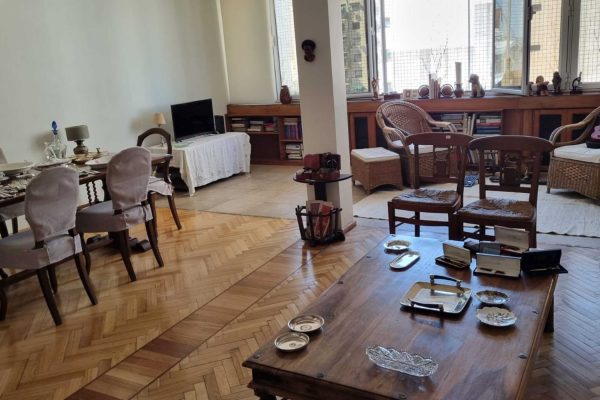 Par sillones 1 cuerpo con apoya pies en mimbre; par sillas patas torneadas; banco alto en madera; mesa auxiliares: con patas torneadas, 3 planos con cajón en roble, 2 planos tapa octogonal, en madera rústica y hierro, nido estilo Inglés, con revistero, otras; comedor: mesa madera maciza doble pedestal, 6 sillas estilo Inglés con asiento esterillado y funda completa; vajillero con alzada en roble...