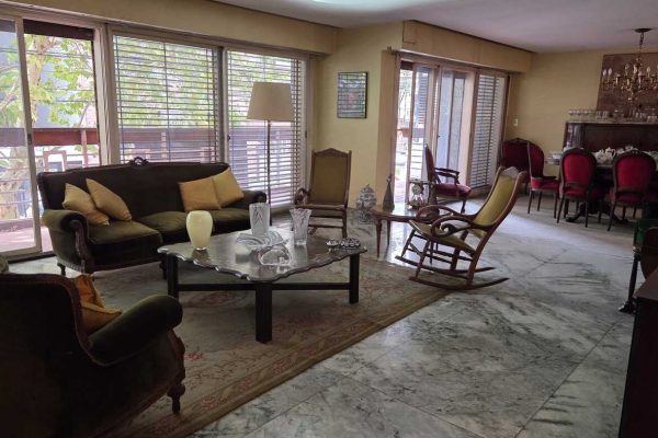 Sillón 3 cuerpos y par sillones 1 cuerpo estilo Francés; sillón 2 cuerpos Art Decó; sillones bergere; par sillones con apoya brazos; par sillitas; par puff tapa capitoné; mesas auxiliares: con figura oriental, 2 planos, tapa redonda, con tapa irregular, redonda y rectangular con baranda bronce, oriental 2 planos tapa vítrea, tapa de mármol con aplicaciones bronce; secretaire; bahiut con tapa de mármol y marqueteríe floral; bahiut 6 puertas; biombo 4 hojas; comedor: mesa con tabla de alargue, doble pedestal y 8 silloncitos...