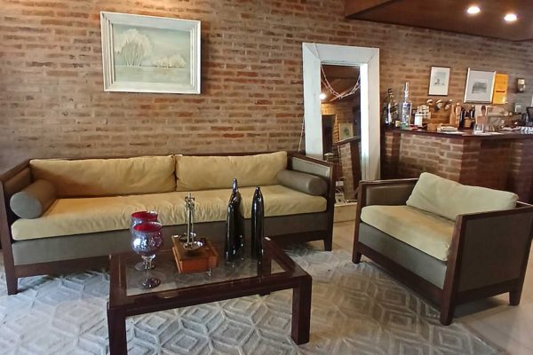 Sofá 3 cuerpos y 1 cuerpo diseño Eugenio Aguirre con base de madera; par sillas estilo Inglés; mesas auxiliares: baja en ratán y vidrio, con tapa de vidrio, para TV, de comedor diario negra, otras; comedor diseño: mesa estilo biedermeier con 8 sillas eco cuero blanco; mueble 2 planos consola, otros bajo 2 cajones y 2 puertas, bajo 3 cajones y 3 puertas, bajo con 8 cajones; mueble para TV con 4 cajones y nicho...