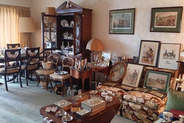 Sofá 2 cuerpos en pana verde; par butacones; par sillas estilo Francés; 4 sillas estilo Inglés; mesas auxiliares: par con 2 cajones estilo Inglés, par estilo Inglés, para plantas, mayordomo con ruedas, otras; secretaire estilo Inglés; comedor estilo Inglés con pata Sheraton y alargue, 6 sillas y 2 silloncitos con esterilla; cristalero estilo Inglés; cama con carro estilo Inglés y colchones-Adornos y vajilla: servicio Tsuji blanco con virola dorada; piezas de porcelana Francesa...