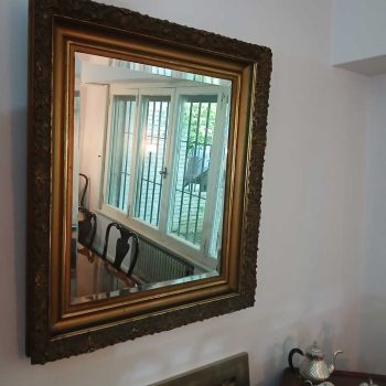 Espejo con marco dorado
