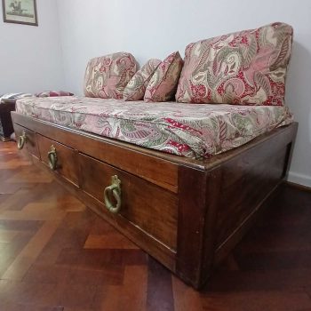 Cama con almohadones