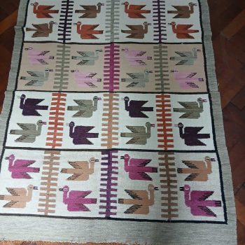 Alfombra con almohadones