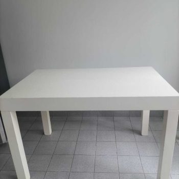 Mesa blanca laqueada