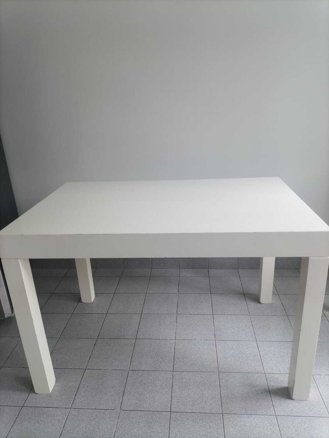 Mesa blanca laqueada