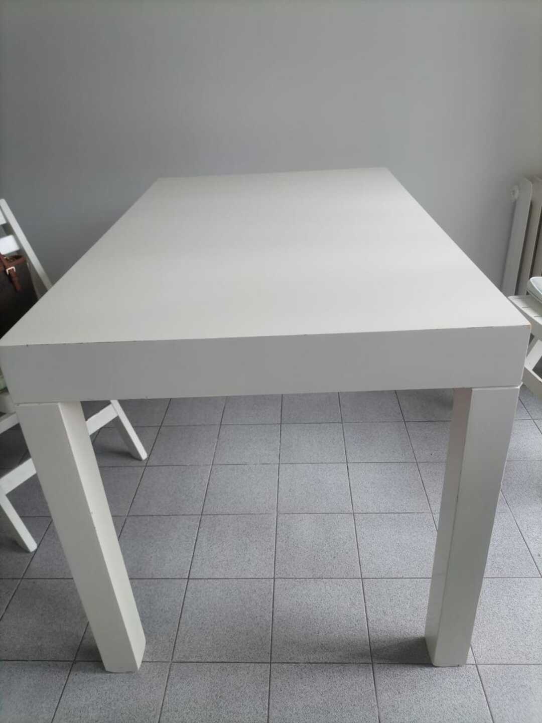 Mesa blanca laqueada