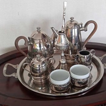 Servicio en metal plateado
