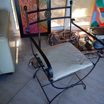 Lámpara de pie y sillón