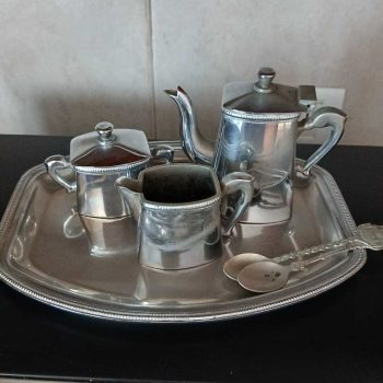Servicio en metal plateado