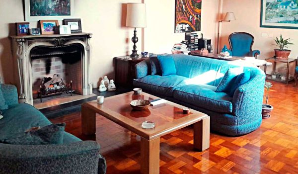 Mesa de comedor, Sillas y silloncitos, Araña Osler, Cómoda en madera de nogal, Par de espejos, Consola, Aparador, Sofá 3 cuerpos, Par de mesas de luz, Par de lámparas de mesa, Mesa frente sofá, Servicio de té y café en metal plateado, Mobiliario de cocina, Mobiliario juvenil, Biblioteca, Estantes en madera + escritorio...