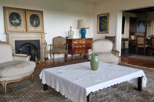 Sillón 3 cuerpos estilo Inglés y otro; sillón 3 cuerpos estilo Inglés Eduardiano; par sillones 1 cuerpo estilo Francés; par sillones estilo Francés en petit point; par silloncitos y silla estilo Francés; sillón Francés esterillado; par sillas estilo Inglés; mecedora esterillada; silla matera; banqueta estilo Imperio; Chaise Longue; par sillones 1 cuerpo estilo Inglés; silla esterillada; par banquitos de diseño...